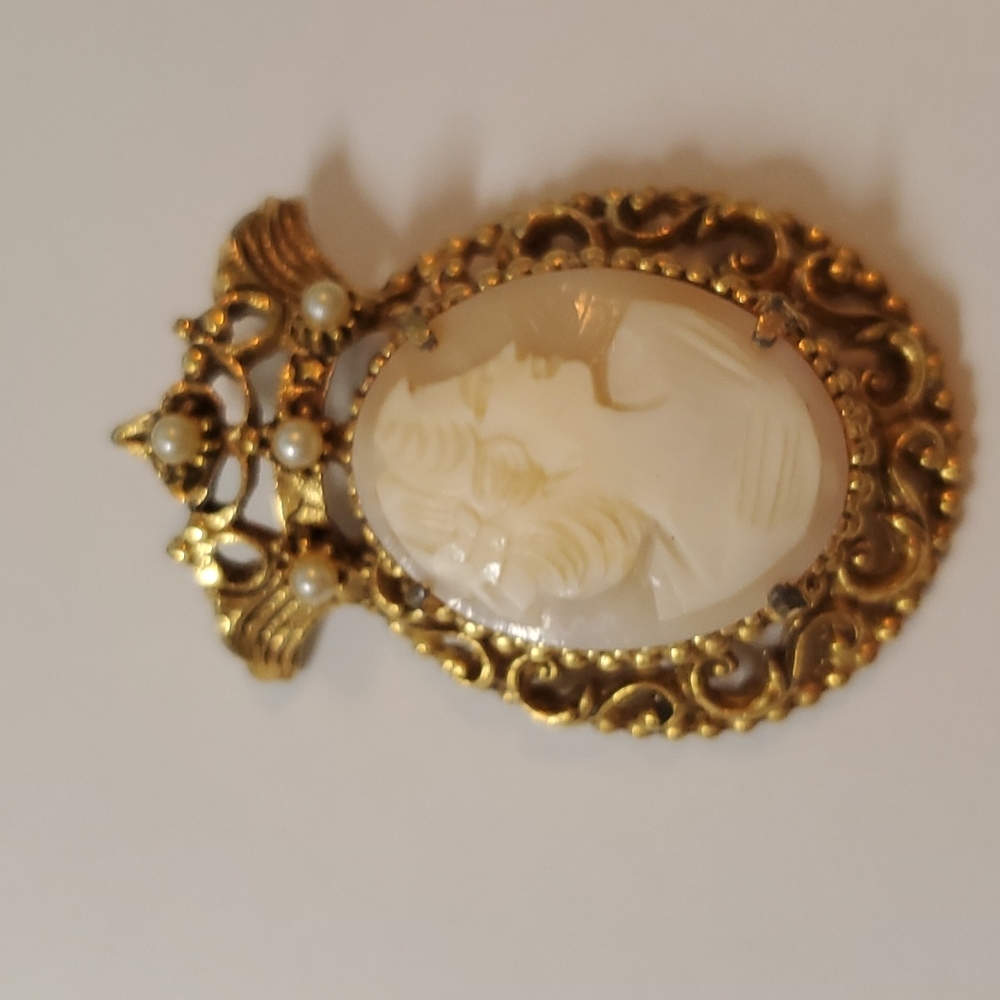 Vintage Florenza  Shell Cameo Brooch Pendant plus earrings